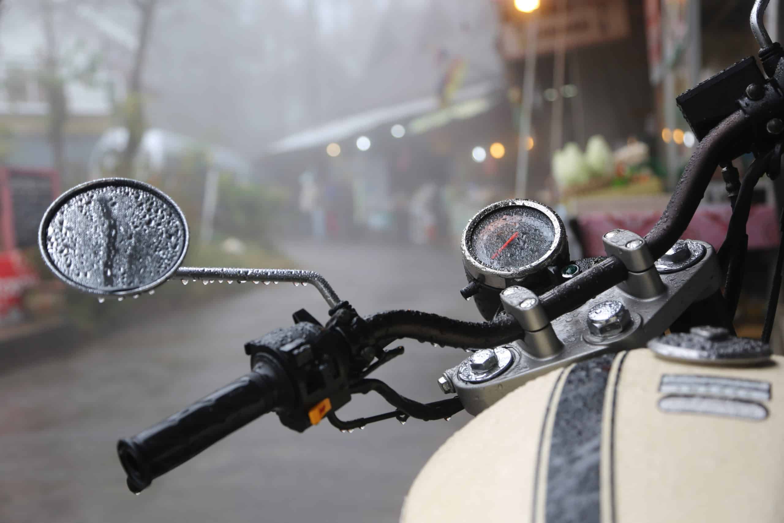 guidon de moto sous la pluie
